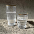 Vaso apilable con borde dorado ondulado