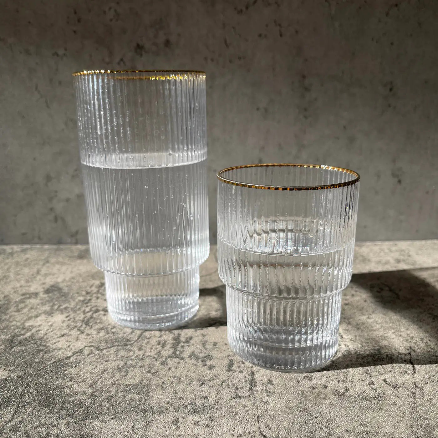 Vaso apilable con borde dorado ondulado